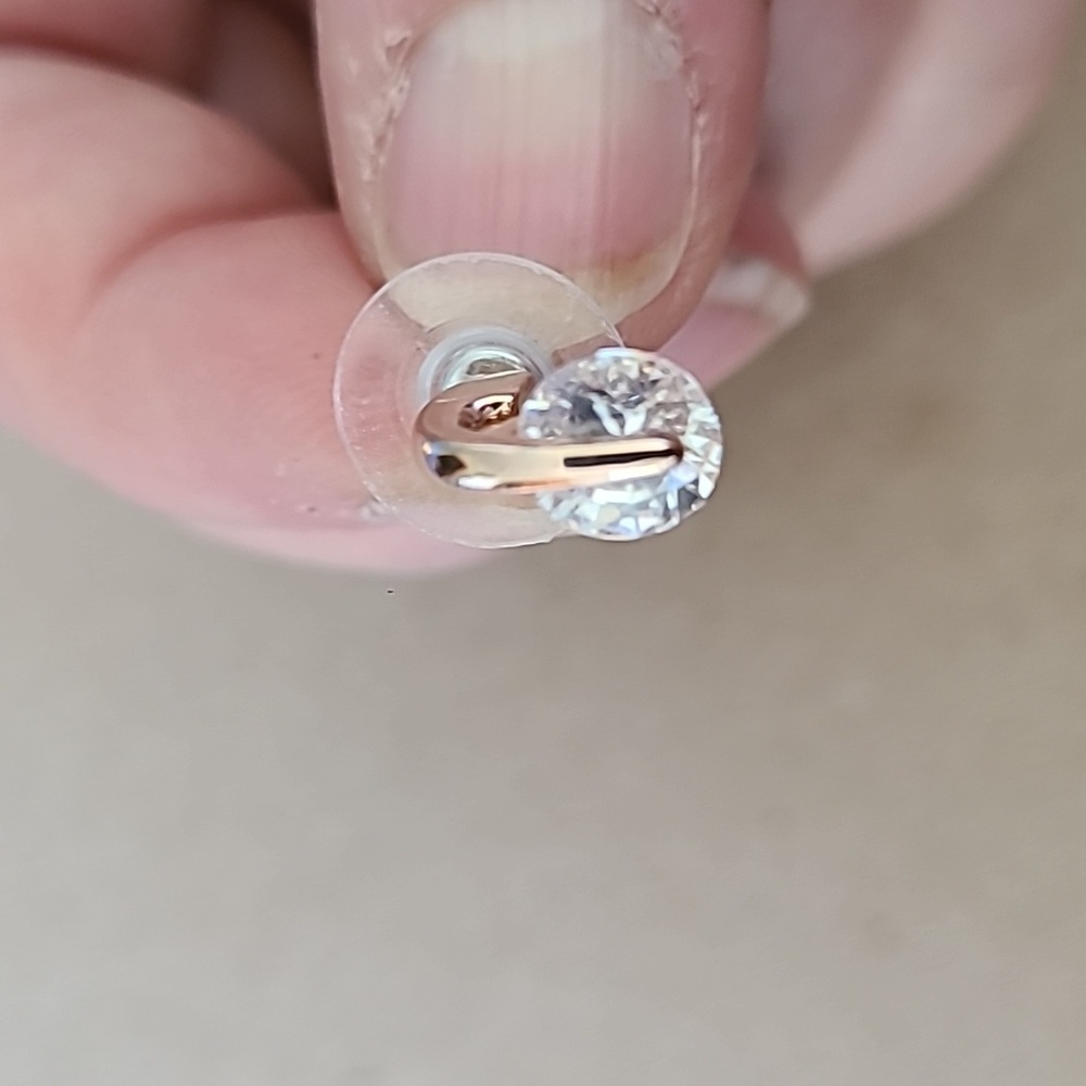 WOMAN'S CUBIC ZIRCONIA STUD EARRINGS NEW WITHOUT TAGS